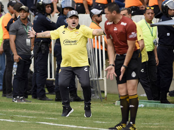 Maradona tuyên bố nghỉ việc ở CLB của Mexico vì bị các trọng tài… chèn ép