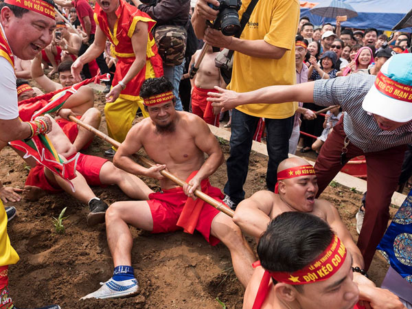 Trai tráng to khoẻ, mình trần ngồi thi kéo co giữa trời nắng