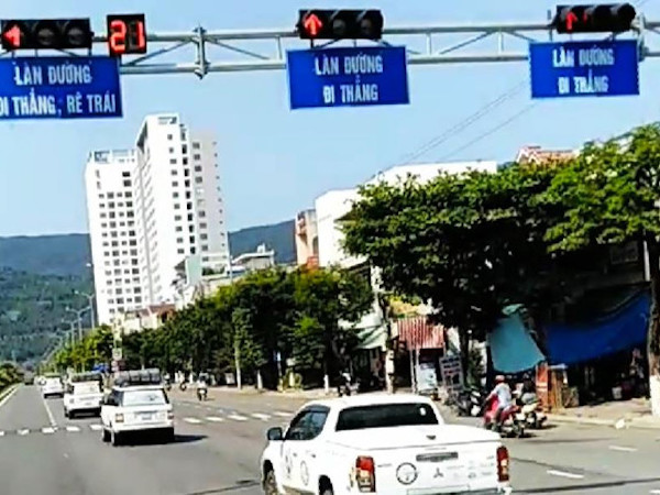 Truy tìm đoàn ôtô ngang nhiên vượt đèn đỏ tại giao lộ ở Đà Nẵng
