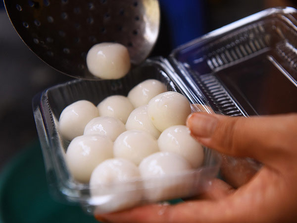Video - Ảnh: Người Hà Nội xếp hàng mua bánh trôi, chay dịp Tết Hàn thực