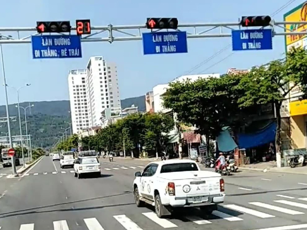 Đoàn xe sang của tập đoàn Trung Nguyên lao vun vút, vượt đèn đỏ ở Đà Nẵng