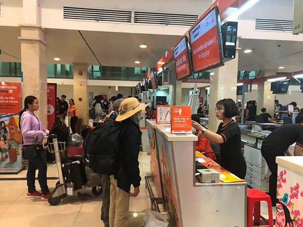 Giận bạn gái, đùng đùng đòi xuống máy bay