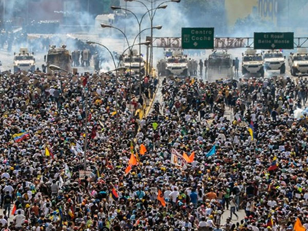 Hàng chục nghìn người tập trung biểu tình chống chính quyền Venezuela