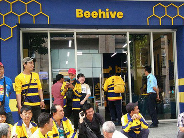 Hàng trăm tài xế beBike 'quây' văn phòng Sài Gòn bức xúc vì bị giam thưởng: 'Tôi gác máy nghỉ 1 ngày, đêm đó Be báo tỷ lệ hủy lên 100%'