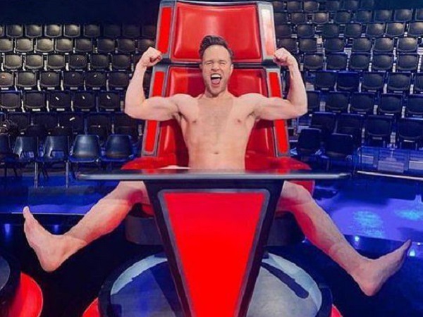 HLV The Voice khỏa thân mừng chiến thắng học trò gây tranh cãi