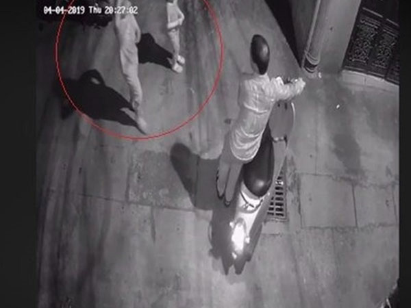 Nghi vấn bé gái bị người đàn ông dâm ô trong hẻm tối ở Hà Nội: Công an vào cuộc trích xuất camera