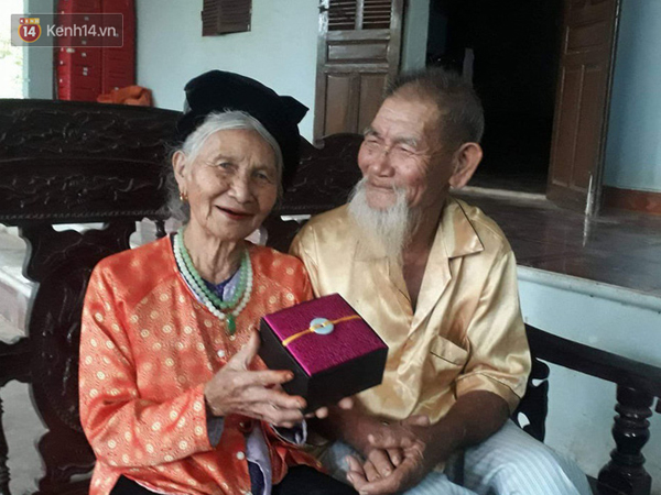 Ngưỡng mộ tình yêu 'ông bà anh' qua 70 mùa hoa nở ở Nghệ An: Ngày kỷ niệm hay lễ lộc gì cũng phải có quà cho vợ!