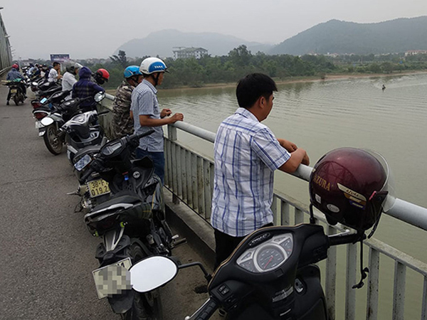 Nữ kế toán trường mầm non nhảy xuống sông Lam sau cuộc điện thoại
