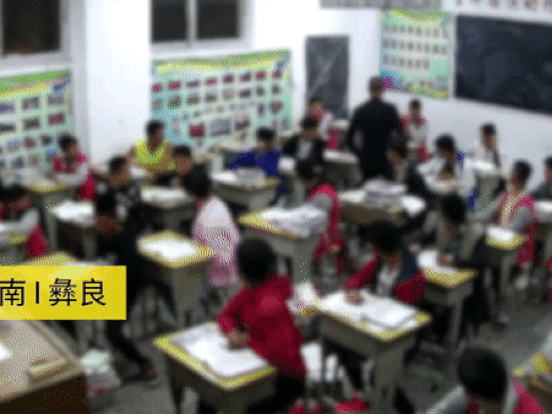 Phẫn nộ cảnh thầy giáo dùng chân đá 2 học sinh ngay trong lớp học