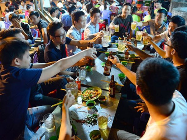 TP.HCM: Thuế rượu bia cứ tăng, người uống cứ uống