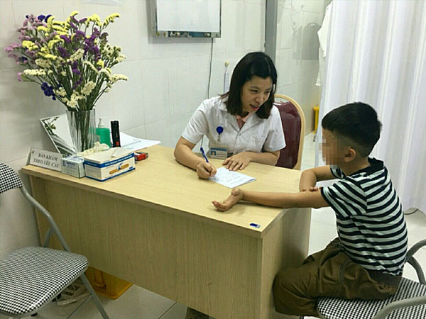 Tụt từ trên cây xuống, bé trai 9 tuổi bị lột da dương vật