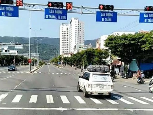 Video Đà Nẵng: Đoàn xe ô tô ngang nhiên vượt đèn đỏ trên đường Ngô Quyền