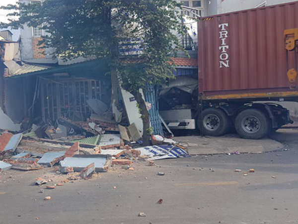Video: Hơn 4 giờ giải cứu tài xế container tông vào nhà dân ở Sài Gòn