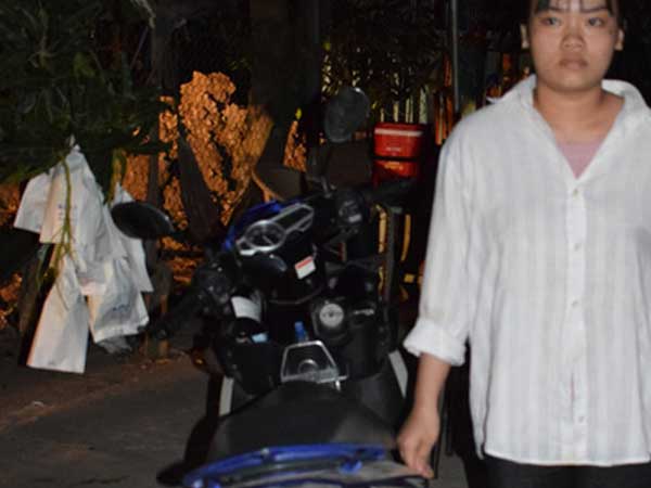 Bị 'vợ' 18 tuổi xịt hơi cay, đâm chết khi đến thăm con