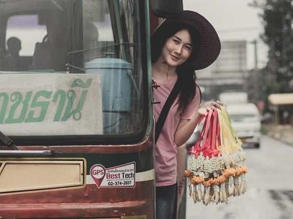 Cô gái bán hoa khô trên phố bất ngờ nổi tiếng vì vẻ ngoài ưa nhìn