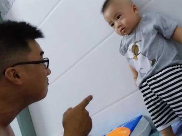 Dân mạng 'bấn loạn' trước biểu cảm đáng yêu của bé trai bị ba mắng vì tội tè bậy
