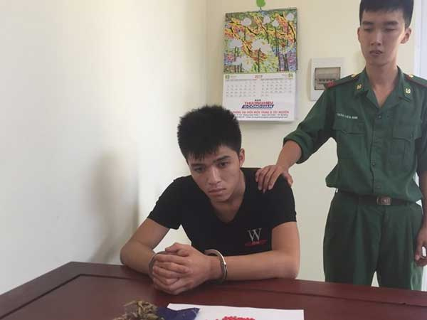 Gói 200 viên ma túy trong lá chuối, vận chuyển qua biên giới