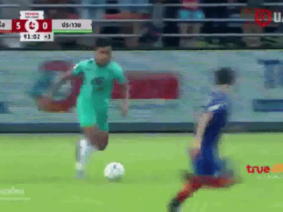 Hài hước: Pha đi bóng như Messi rồi ngã sấp mặt của sao Thái Lan từng ghi bàn ở chung kết AFF Cup