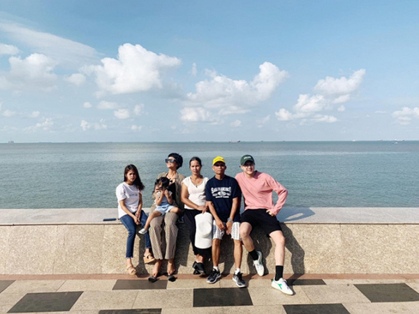 H'Hen Niê khoe ảnh đi du lịch cùng gia đình nhưng dân tình lại chú ý đến người đặc biệt này