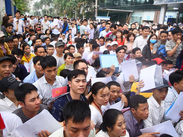 Nghìn người xếp hàng từ 3h sáng xin visa Hàn Quốc