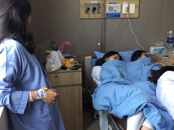 Tình nghĩa chị em có bền lâu: Đi thăm bạn ốm, 3 nữ sinh chiếm luôn giường bệnh nằm ngủ ngon lành