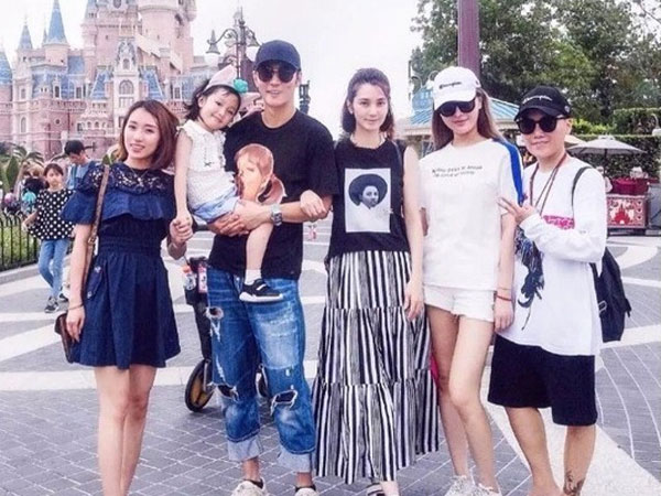 Trùng hợp bất ngờ trong bức ảnh chụp chung với 'tiểu tam': Hồng Hân và Vương Bảo Cường đều bị trợ lý cướp mất hạnh phúc