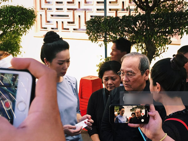 Trước giờ cử hành tang lễ, bố Anh Vũ thay mặt gia đình gửi lời cám ơn mọi người đã đưa cố nghệ sĩ về đất mẹ