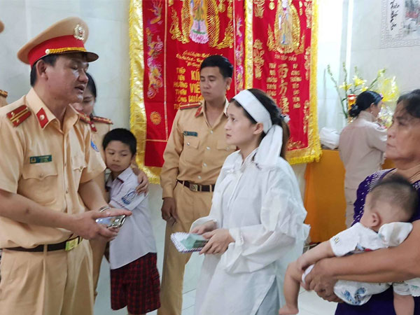 Vụ đâm chết người vì nhắc vượt đèn đỏ: Trung tá CSGT quyên góp 141 triệu