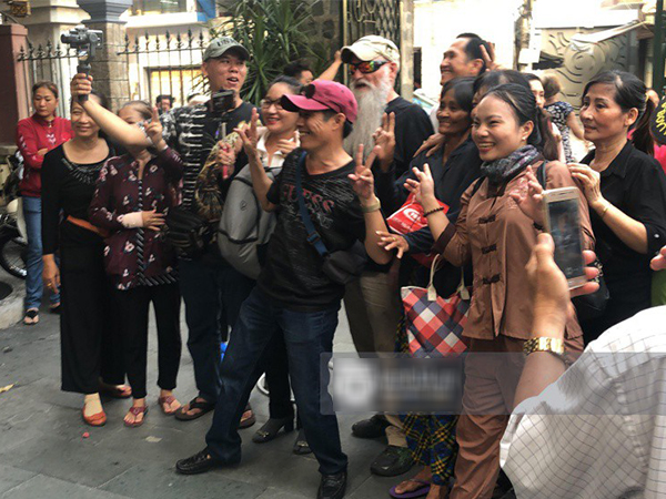 Youtuber vây kín livestream, người dân hiếu kỳ đu bám đòi chụp ảnh cùng nghệ sĩ đến viếng đám tang Anh Vũ