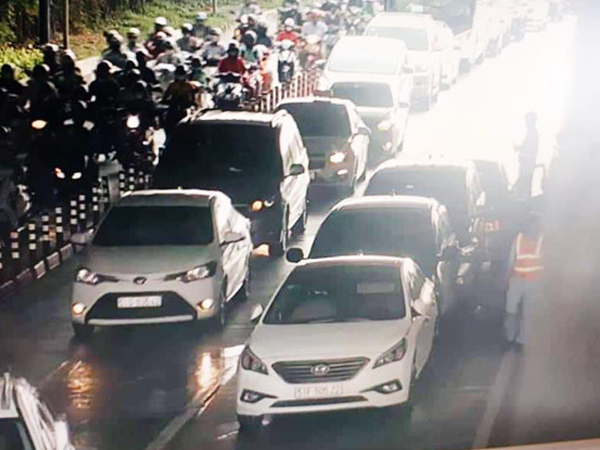 4 ôtô tông liên hoàn trong hầm vượt sông Sài Gòn