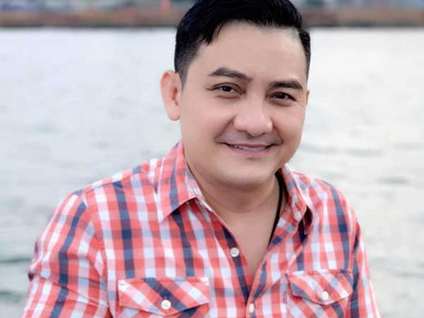 Bất ngờ khi mở ba chiếc vali của nghệ sĩ Anh Vũ mang về từ Mỹ