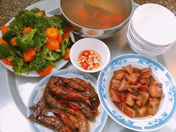 Đã buồn phiền khi bố đẻ chê vụng lại còn bị chị em trách móc tiêu hoang, vợ trẻ thẳng thừng đối đáp khiến ai nấy đều cứng họng