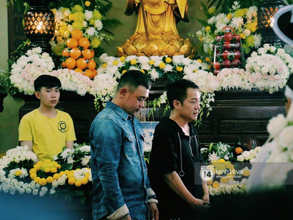 Dàn nghệ sĩ không giấu nổi đau buồn, bật khóc trong tang lễ Anh Vũ ngày thứ 2