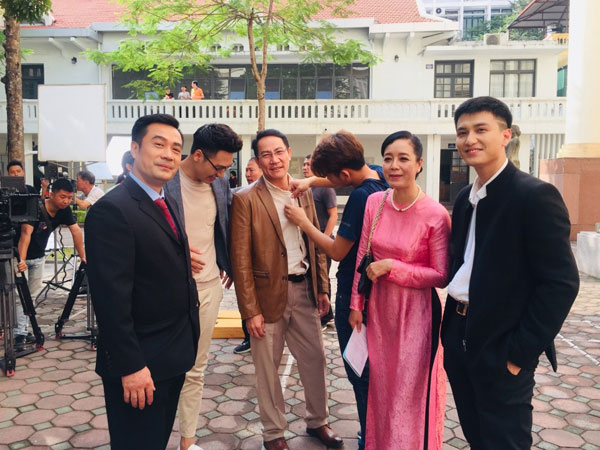 Ekip 'Chạy Trốn Thanh Xuân' tiết lộ Huỳnh Anh nhiều lần đi trễ, có hôm cả đoàn đợi 2 tiếng?