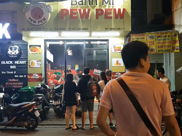 Giữa lùm xùm, dân mạng lục lại clip Khoa Pug từng mòn mỏi chờ ở quán để review bánh mì PewPew: Ngon hay dở?