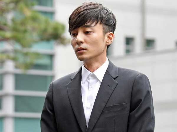 'Hoàng tử sơn ca' chính thức trình diện cảnh sát vì tội quay clip sex: Mặt hốc hác, phóng viên đông đến ngỡ ngàng