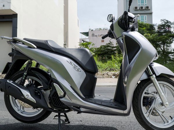 Honda SH mới về:Đắt gần bằng ô tô, dân buôn chém tiền chênh