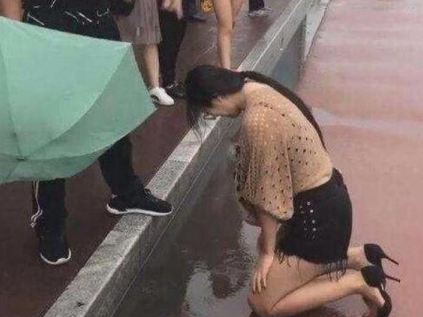 Khinh chị gái làm nghề hèn hạ, ngày chị qua đời tôi ân hận đã muộn màng