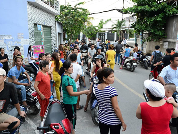 Người dân vây kín nhà riêng Phúc XO khi cảnh sát khám xét