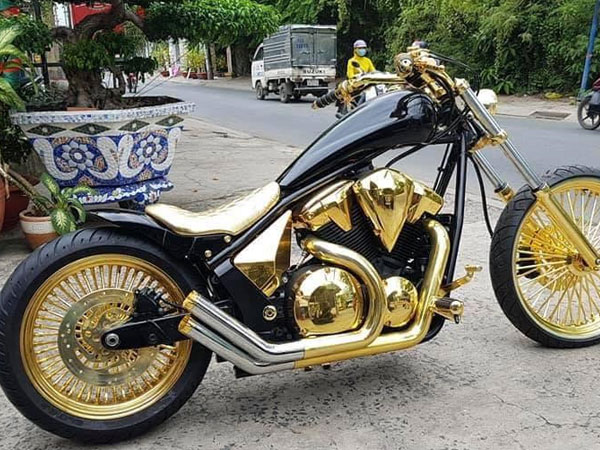 Phúc XO nổi tiếng trên mạng xã hội bởi dàn xe mạ vàng đình đám
