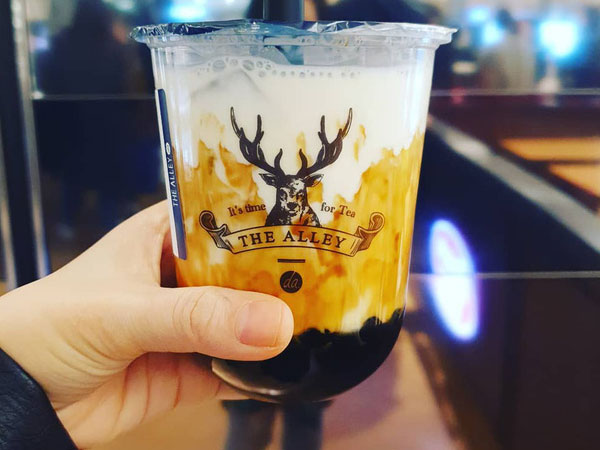 Sau vụ trà sữa The Alley bị tố coi thường shipper, nữ thu ngân kiêm cửa hàng trưởng bị cách chức, chuyển làm nhân viên vệ sinh?