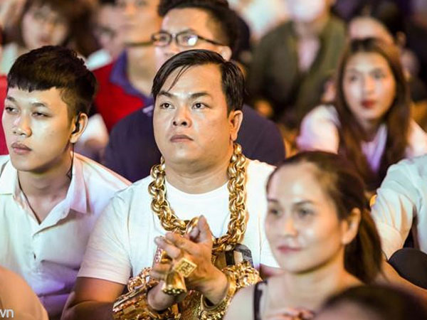 Tại sao 'đại gia đeo vàng nhiều nhất Việt Nam' vừa bị tạm giữ lại lấy biệt danh là Phúc XO?