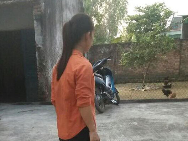 Trên đường đi học, thiếu nữ bị nam thanh niên lạ mặt ép vào chỗ vắng để hãm hiếp