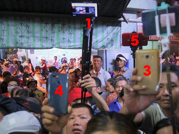 Video: Đội quân livestream đeo bám tại đám tang nghệ sĩ Anh Vũ lúc tối muộn
