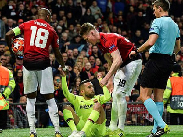 Jordi Alba bị CĐV MU nguyền rủa là 'nỗi ô nhục'