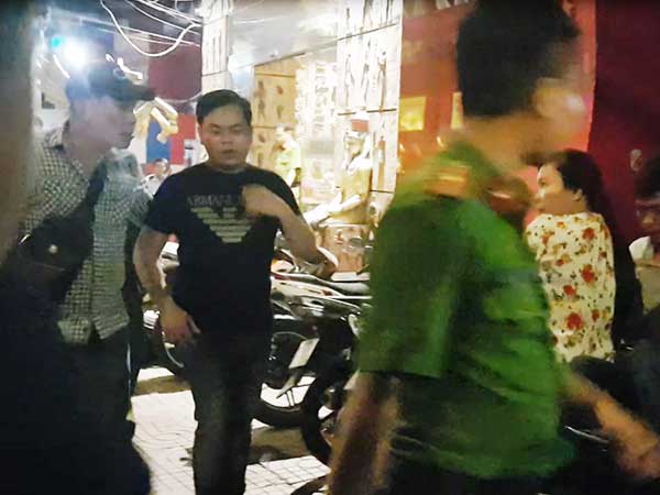 Khám xét karaoke XO xuyên đêm, Phúc XO được đưa lên xe đặc chủng