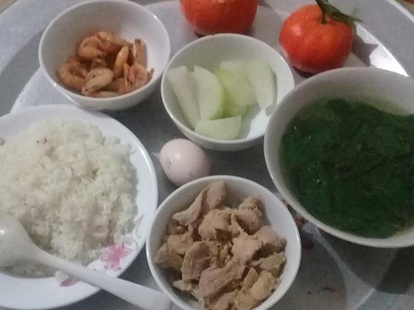 Khoe mâm cơm cữ do chồng tự tay nấu, mẹ trẻ khiến nhiều chị em thắc mắc với món tráng miệng này