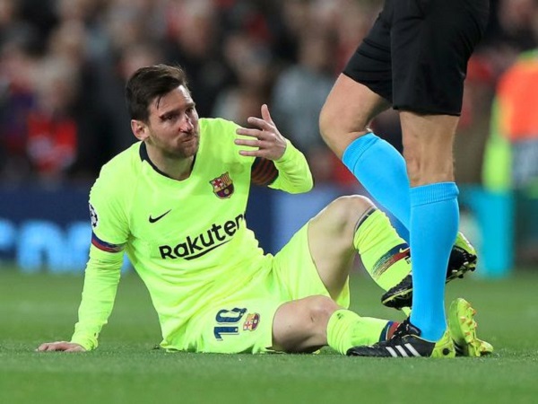 Messi chảy máu đầm đìa sau khi dính 'đòn' của Smalling