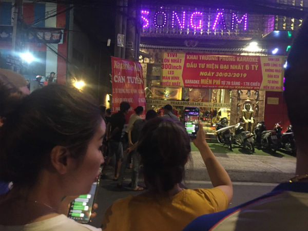 Người dân háo hức livestream cảnh công an xuyên đêm khám xét quán karaoke của Phúc XO