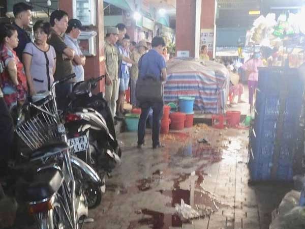 Vác dao truy sát tình nhân giữa chợ vì nghi có người khác